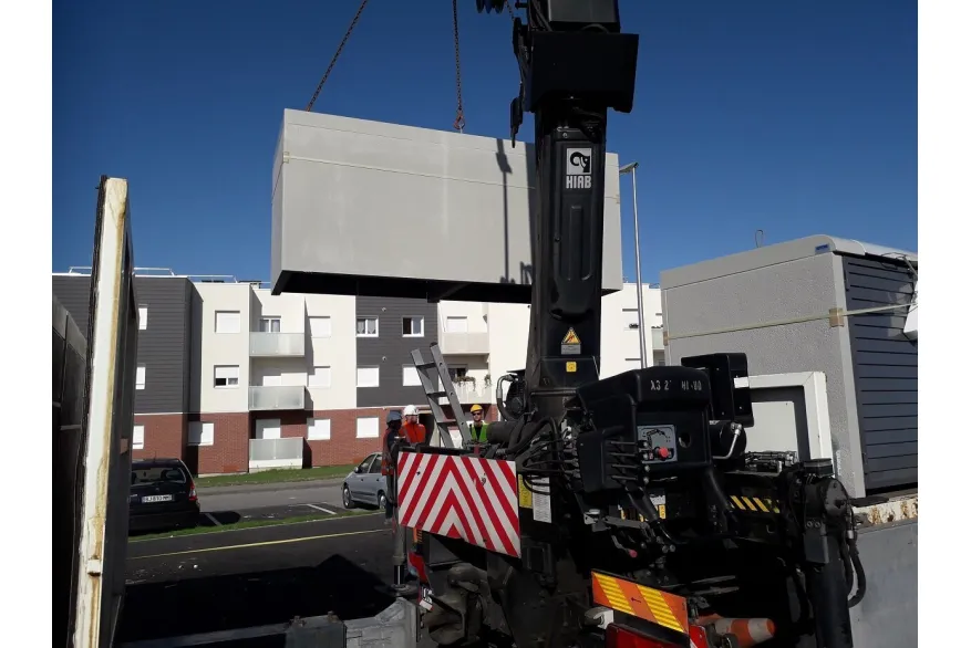 Installation des abris bacs à Compiègne, square de l'Echarde