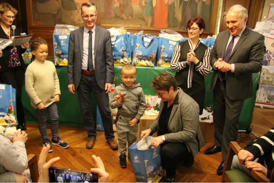 29 enfants de l'antenne de Noyon ont décoré une étoile, 45 un sapin et 15 une boîte coeur.