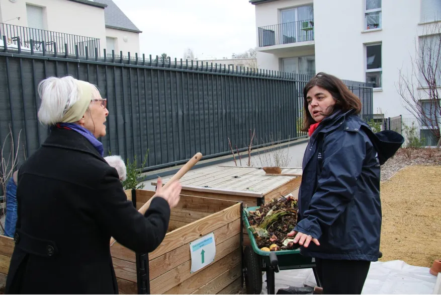 Le 28 février 2019, au jardin partagé, il fallait retourner le compost, afin de séparer le compost arrivé à mâturation du plus récent..