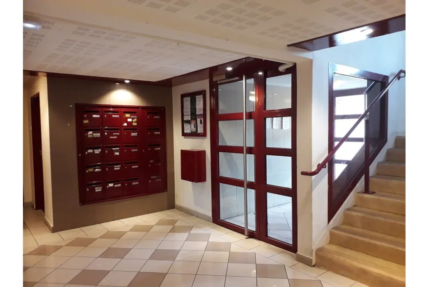 Hall d'entrée avant travaux rue Martin Luther King à Saint Just en Chaussée