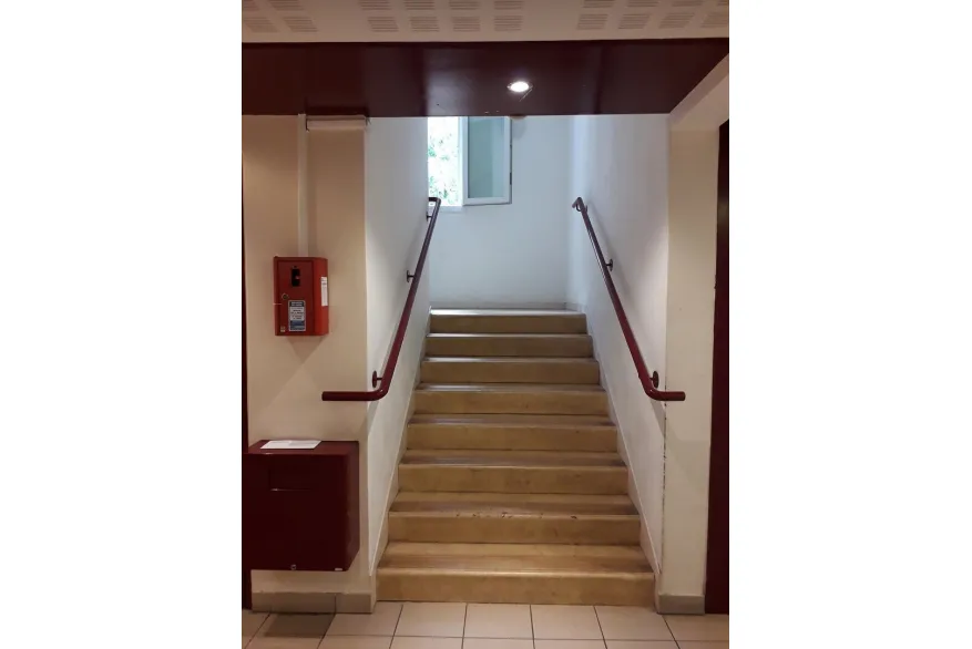 Cage d'escalier avant travaux rue Martin Luther King à Saint Just en Chaussée