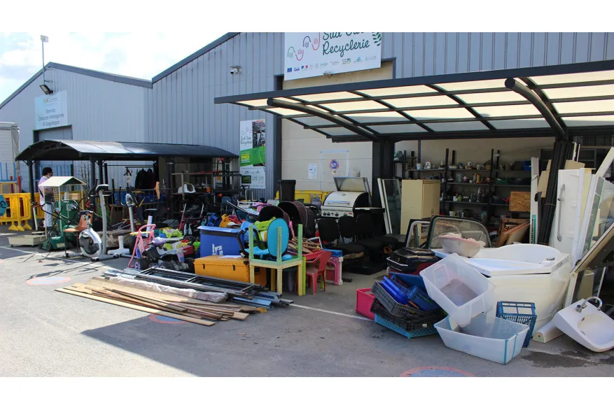 Après un tri préalable, les objets déposés sont mis ou non en vente dans le magasin.