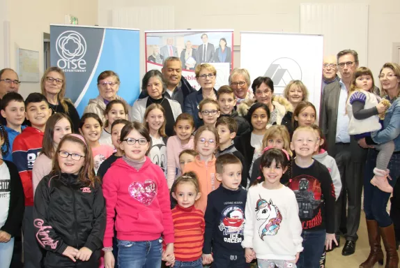 Cette année, les seniors ont pu participer en binôme avec un enfant afin de décorer une boîte cœur.