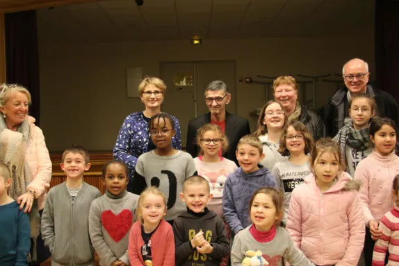 Les enfants ont décoré, soit un sapin, soit une étoile en bois.