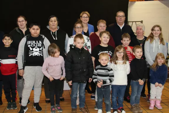 19 enfants ont décoré une étoile, 15 un sapin et 6 une boîte coeur en binôme avec un senior.