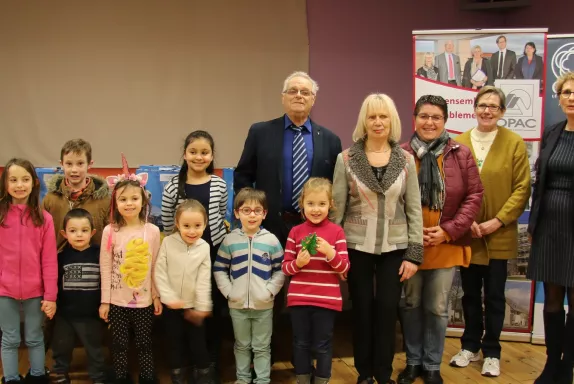 12 enfants ont décoré une étoile, 7 un sapin et 1 une boîte coeur en binôme avec un senior.
