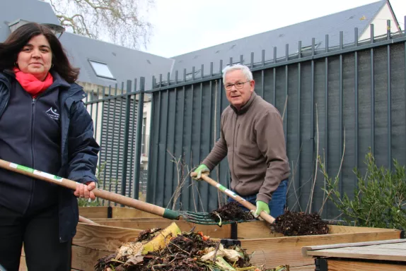 Opération retournement de compost le 28 février, au jardin partagé de la résidence Pêcherie.