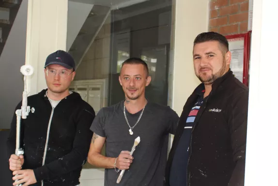 Eddy Metta, à droite, encadrant technique d'Elan-CES, avec deux salariés en insertion.