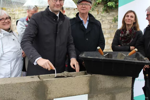 La première pierre a été posée le 16 octobre 2019.