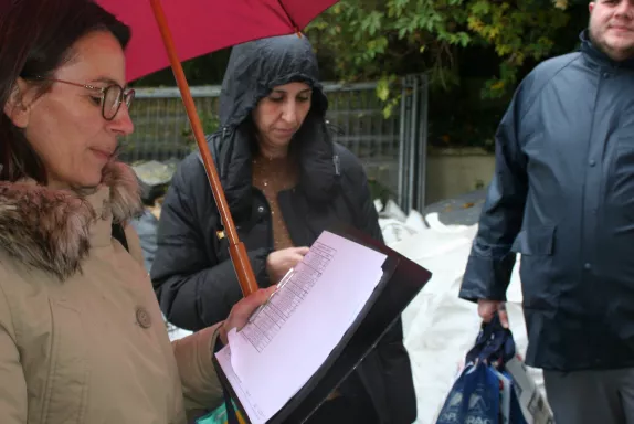 En plus de remettre aux habitants guides explicatifs, petits cadeaux et sacs cabas, ils ont profité de l’occasion pour leur délivrer des conseils utiles.