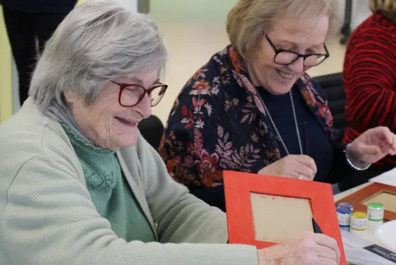 Atelier déco cadres Noël créatif séniors