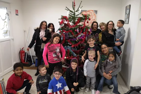 Les enfants ont aidé leur gardien, Sinan Ates, à décorer sa loge le 30 novembre 2019.