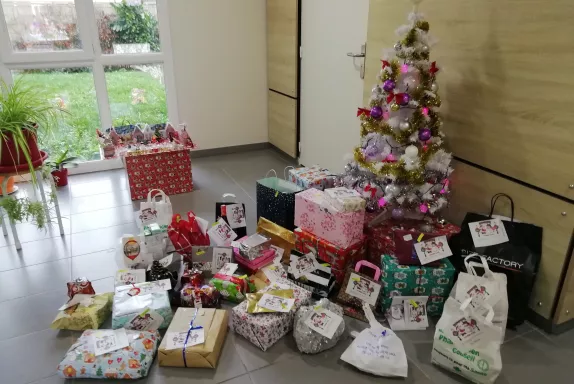 Les cadeaux ont été collectés par l'animatrice de la résidence puis distribués après tirage au sort aux résidants.