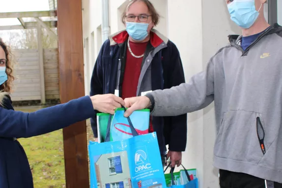 Une action de sensibilisation au tri a été menée le 12 mars 2021 auprès des locataires de la rue Jean-Baptiste André Godin à Fitz-James.