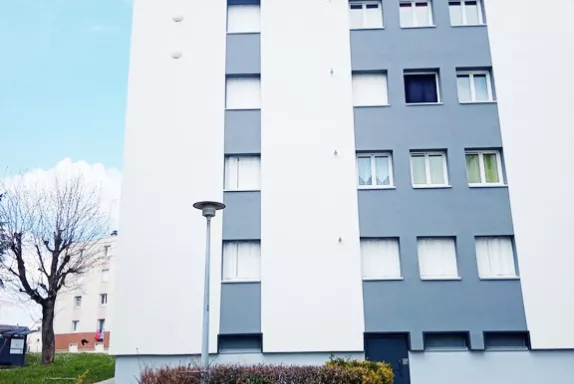 A Noyon des nids artificiels ont été installés pour préserver les hirondelles.