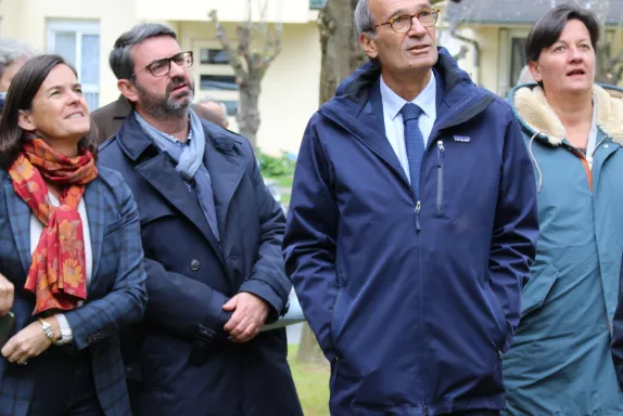 Les personnalités participent à l'inauguration des travaux de la falaise de Chantilly..