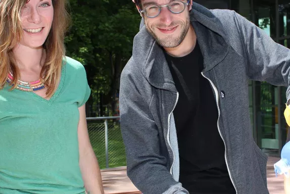 Raphël Delaporte et l'artiste Tio Balouz, de l'association Art Access, retenue pour mener à bien le projet de fresque "Colore ta barre".