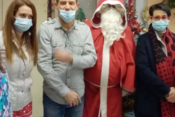 Le Père Noël a rendu visite à la trentaine d'enfants présents.