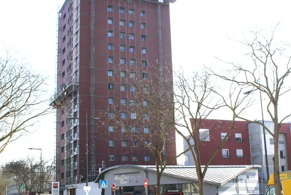 Les travaux se poursuivent tour N qui compte 56 appartements.