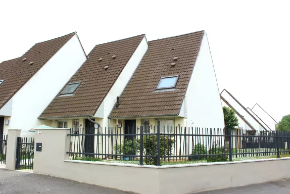 Les travaux de rénovation extérieurs et intérieurs des 30 pavillons situés rue Léonidas Gourdain sont aujourd'hui achevés.