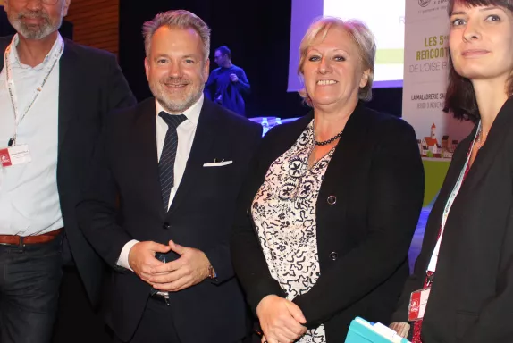 Nadège Lefèbvre, Président du Département, et Charles Locquet, Vice-Président, aux côtés de représentants de l'OPAC de l'Oise.