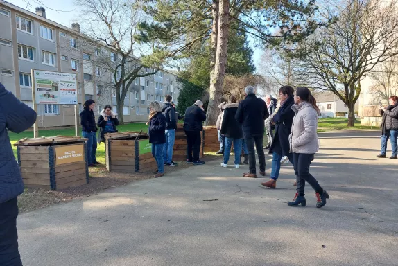 Rendez-vous était donné devant l'aire de compostage située au pied de l'immeuble Fauvettes, à Grandvilliers.