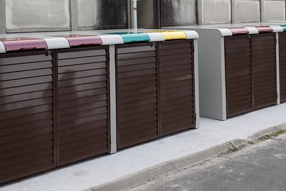 Les nouveaux abri-bacs ont été installés le 18 avril 2023.