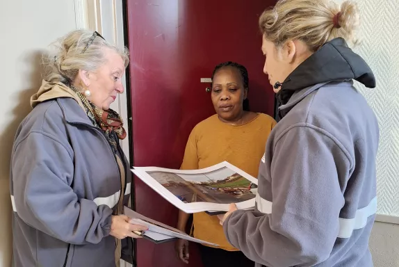 Représentants de la Ville et de l'OPAC de l'Oise ont fait du porte-à-porte le 25 avril 2023.