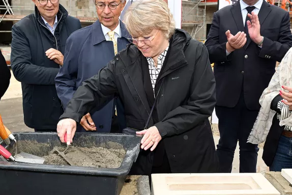 La première pierre a été posée le 12 juillet 2024 à Compiègne.