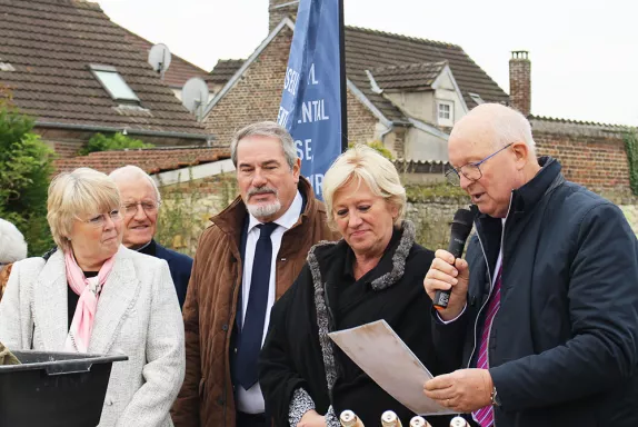 La première pierre a été posée le 6 octobre 2025 à Lacroix-Saint-Ouen.
