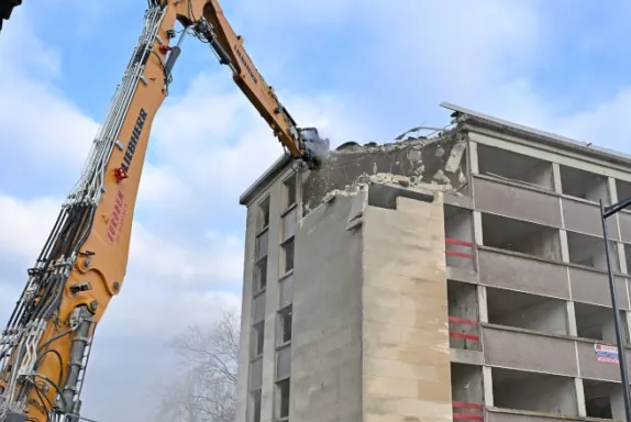 La démolition partielle de l'immeuble D24 a débuté le 3 décembre 2025 à Compiègne.