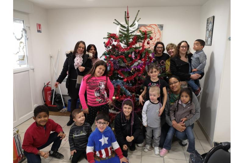 Les enfants ont aidé leur gardien, Sinan Ates, à décorer sa loge le 30 novembre 2019.