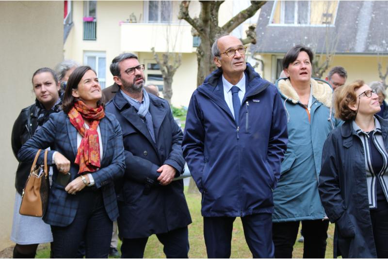 Les personnalités participent à l'inauguration des travaux de la falaise de Chantilly..