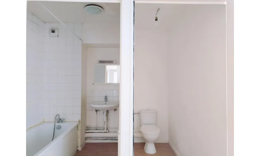 salle de bains et wc séparés