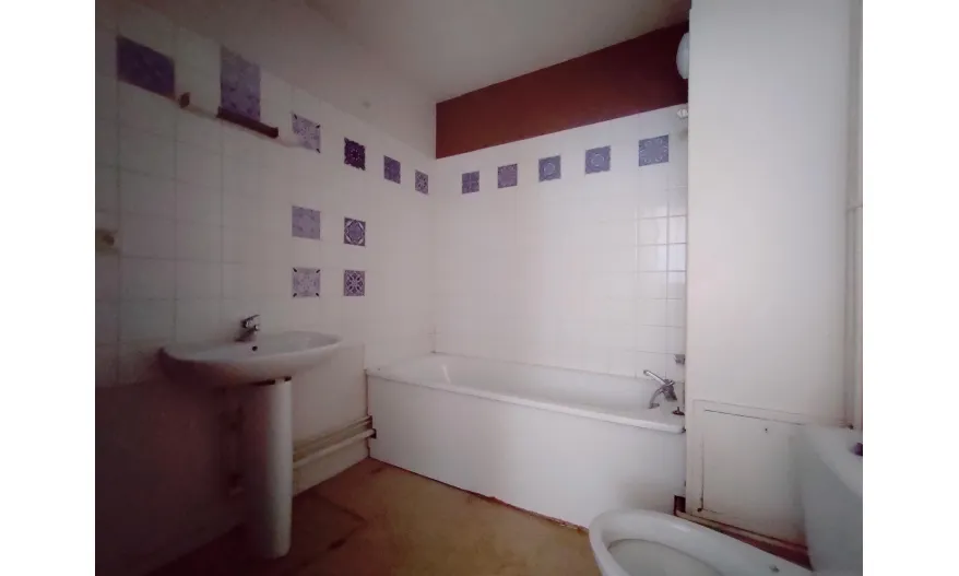 salle de bains avec wc
