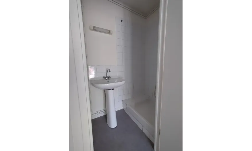 SALLE D EAU DU BAS